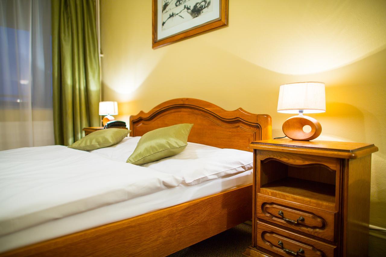 Hotel Satelit Пиещани Екстериор снимка