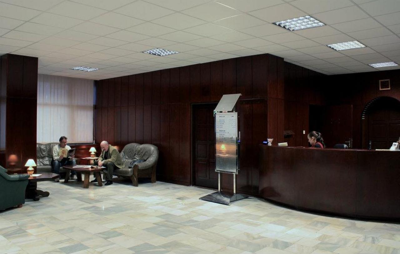 Hotel Satelit Пиещани Екстериор снимка