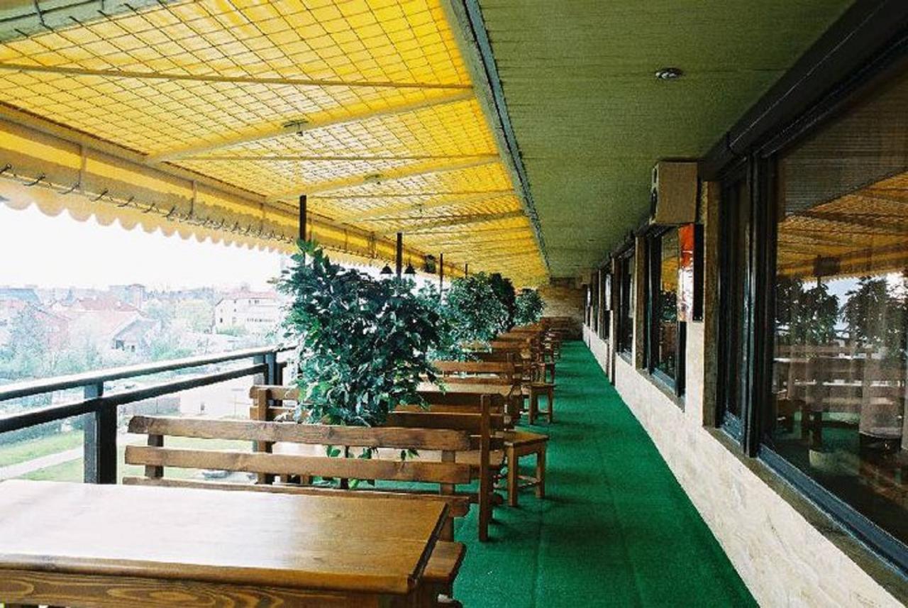 Hotel Satelit Пиещани Екстериор снимка