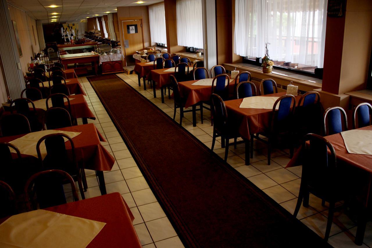 Hotel Satelit Пиещани Екстериор снимка