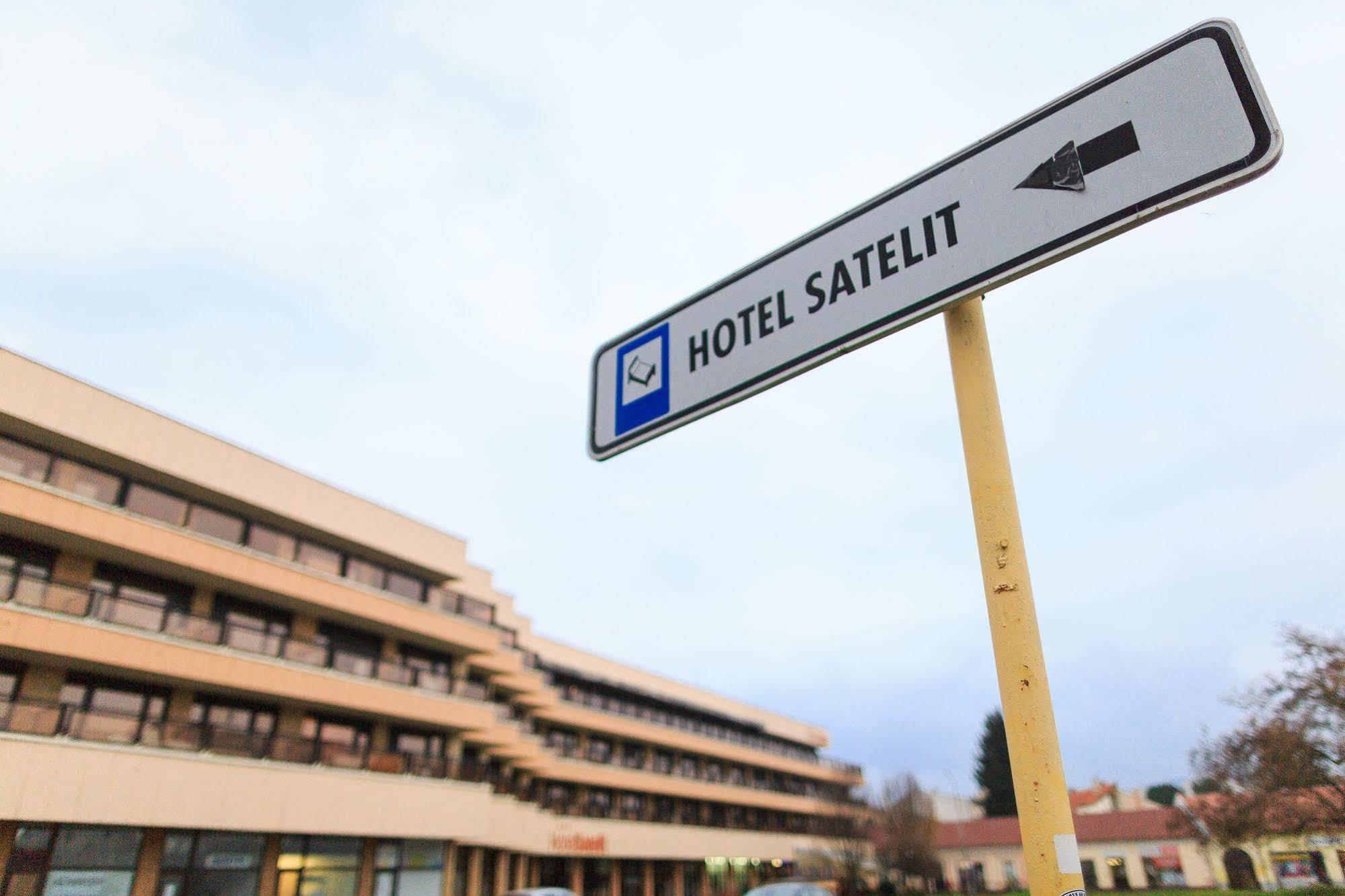 Hotel Satelit Пиещани Екстериор снимка