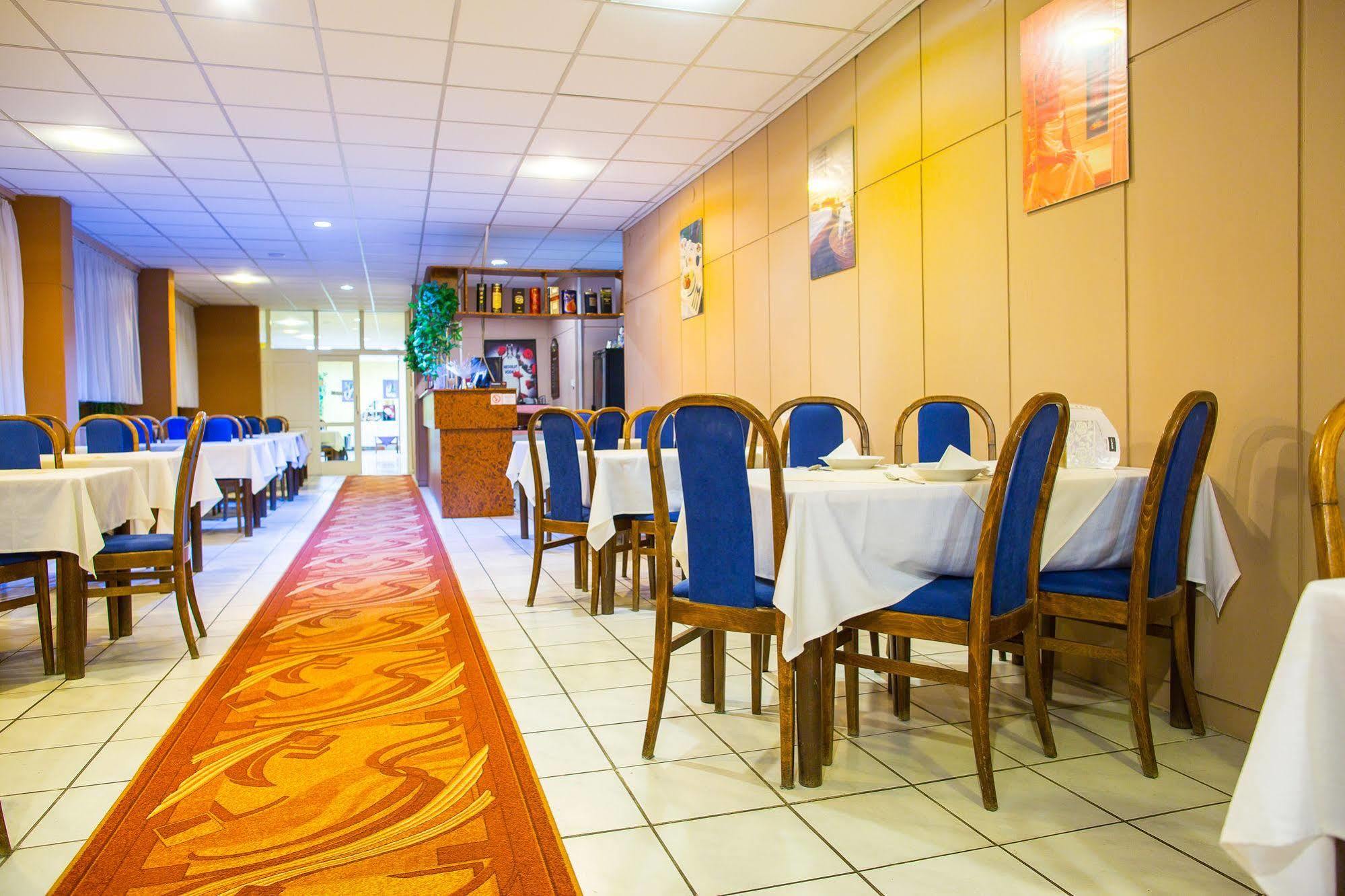 Hotel Satelit Пиещани Екстериор снимка