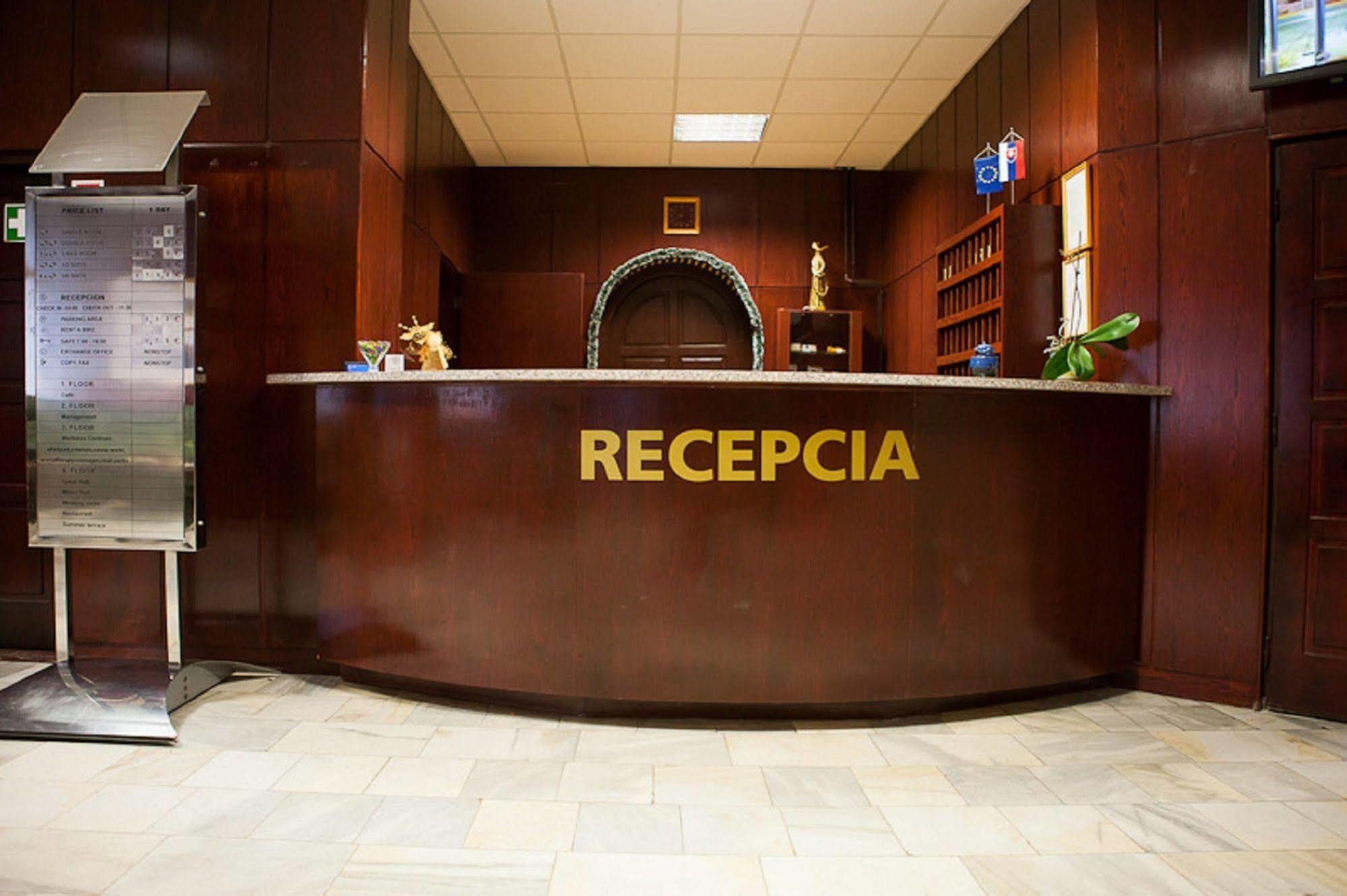 Hotel Satelit Пиещани Екстериор снимка