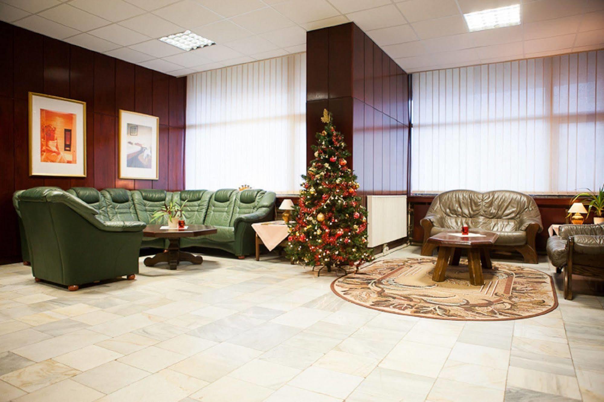 Hotel Satelit Пиещани Екстериор снимка